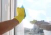 Vetri puliti senza prodotti, il metodo semplice per eliminare gli aloni con quello che abbiamo in casa Come pulire i vetri - RicettaSprint