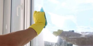 Vetri puliti senza prodotti, il metodo semplice per eliminare gli aloni con quello che abbiamo in casa Come pulire i vetri - RicettaSprint