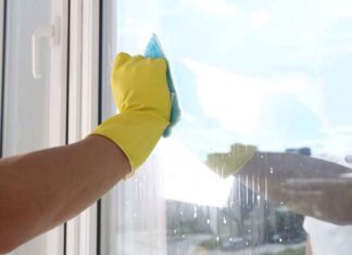 Vetri puliti senza prodotti, il metodo semplice per eliminare gli aloni con quello che abbiamo in casa Come pulire i vetri - RicettaSprint