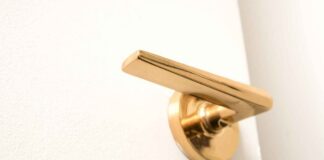 Maniglie in ottone, l’ossidazione si cancella con limone e sale Come pulire maniglie in ottone - RicettaSprint