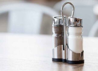 Saliere e portaspezie, quando è stata l’ultima volta che li hai puliti? Il metodo per farlo senza rovinare il contenuto Come pulire porta spezie - RicettaSprint