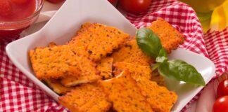 Cracker al pomodoro, il segreto è nella cottura lenta