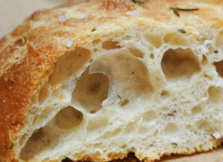 Focaccia senza lievito, la croccantezza che non ha bisogno di attese Focaccia senza lievito - RicettaSprint