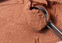 Gelato al cioccolato in gelatiera: una nuvola di bontà che si scioglie in bocca Gelato al cioccolato con la gelatiera - RicettaSprint