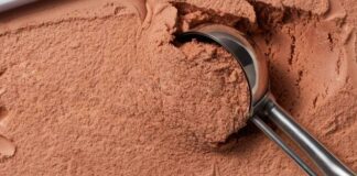 Gelato al cioccolato in gelatiera: una nuvola di bontà che si scioglie in bocca Gelato al cioccolato con la gelatiera - RicettaSprint