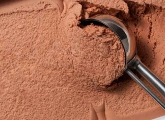 Gelato al cioccolato in gelatiera: una nuvola di bontà che si scioglie in bocca Gelato al cioccolato con la gelatiera - RicettaSprint