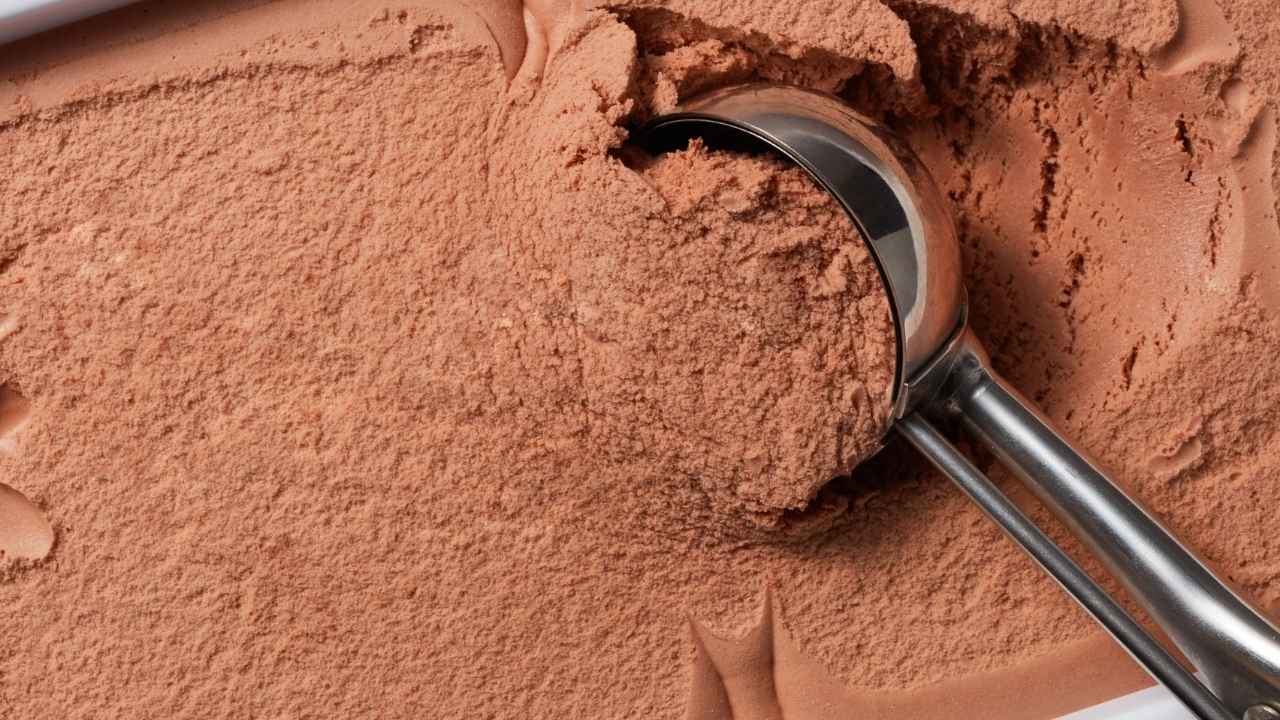 Gelato al cioccolato con la gelatiera - RicettaSprint