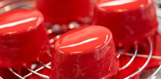 Glassa a specchio perfetta: la ricetta è facile facile Glassa a specchio - RicettaSprint