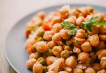 Ceci in insalata, il piatto che si gusta freddo e si conserva per giorni