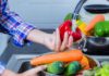 Come lavare frutta e verdura per eliminare germi e batteri? Attenzione ai falsi rimedi Lavare frutta e verdura - RicettaSprint