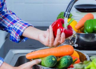 Come lavare frutta e verdura per eliminare germi e batteri? Attenzione ai falsi rimedi Lavare frutta e verdura - RicettaSprint