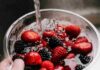 Come lavare la frutta in modo sicuro: acqua, bicarbonato o aceto? Il metodo da usare prima di mangiarla Lavare frutta in modo sicuro - RicettaSprint