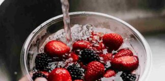 Come lavare la frutta in modo sicuro: acqua, bicarbonato o aceto? Il metodo da usare prima di mangiarla Lavare frutta in modo sicuro - RicettaSprint