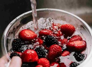 Come lavare la frutta in modo sicuro: acqua, bicarbonato o aceto? Il metodo da usare prima di mangiarla Lavare frutta in modo sicuro - RicettaSprint