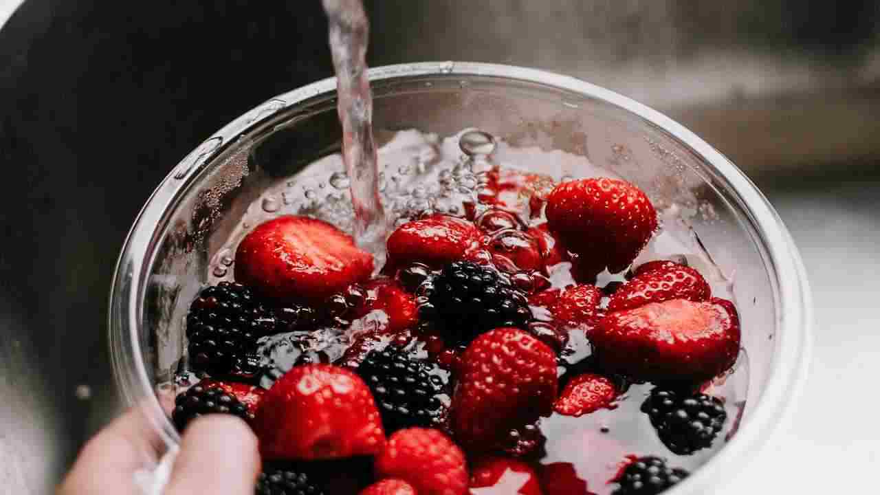 Lavare frutta in modo sicuro - RicettaSprint