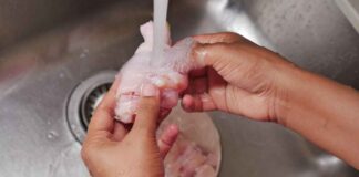 La carne si lava prima di cucinarla? No, e non vale soltanto per il pollo Lavare la carne - RicettaSprint