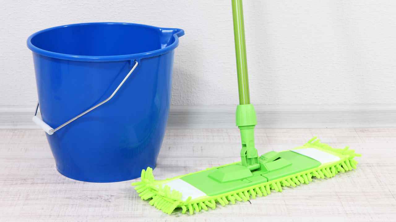 Lavare pavimento con rimedi naturali - RicettaSprint