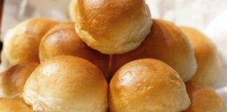 Panini al latte super soffici, così li faceva anche mia nonna Panini al latte - RicettaSprint