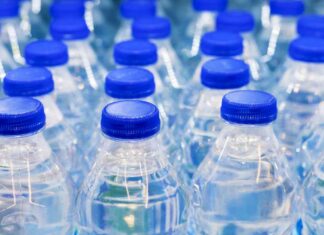 Acqua in bottiglia e metalli pesanti, dobbiamo davvero avere paura? Pericolo bottiglie di acqua - RicettaSprint