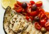 Pesce spada al forno con pomodorini e olive nere: il secondo piatto che sa di mare in ogni morso Pesce spada pomodoro e olive - RicettaSprint