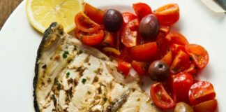 Pesce spada al forno con pomodorini e olive nere: il secondo piatto che sa di mare in ogni morso Pesce spada pomodoro e olive - RicettaSprint