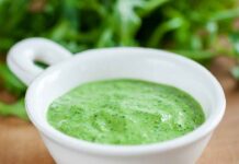 Pesto di rucola senza parmigiano, il condimento che non teme il frigo (e il sapore è più fresco)