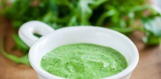 Pesto di rucola senza parmigiano, il condimento che non teme il frigo (e il sapore è più fresco)