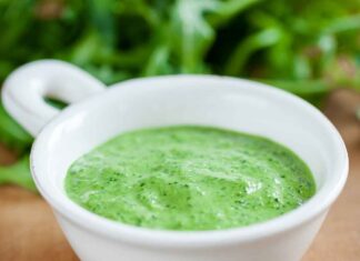 Pesto di rucola senza parmigiano, il condimento che non teme il frigo (e il sapore è più fresco)
