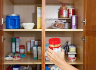 Farfalline della pasta nella dispensa? Come eliminarle e pulire tutto senza commettere questo errore Pulire dispensa per eliminare le farfalline - RicettaSprint