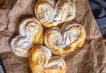 Ventagli di pasta sfoglia, dolci, fragranti e caramellati ventagli di pasta sfoglia