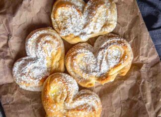 Ventagli di pasta sfoglia, dolci, fragranti e caramellati ventagli di pasta sfoglia