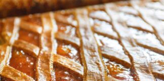 Crostata lievitata a colazione, non è una torta ma poco ci manca crostata alta
