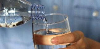 Quanta acqua dobbiamo bere per mantenere la pelle idratata? Bere acqua per idratarsi - RicettaSprint