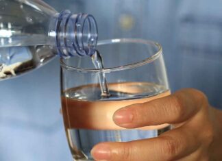 Quanta acqua dobbiamo bere per mantenere la pelle idratata? Bere acqua per idratarsi - RicettaSprint