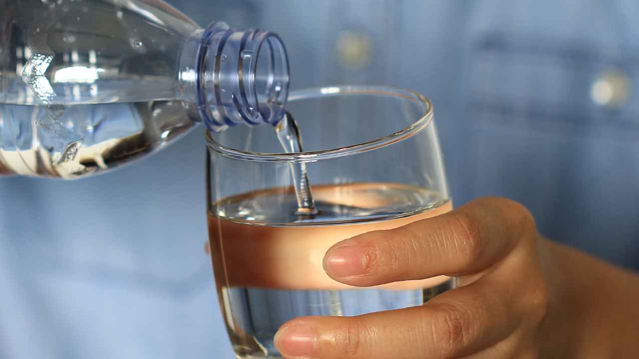 Bere acqua per idratarsi - RicettaSprint