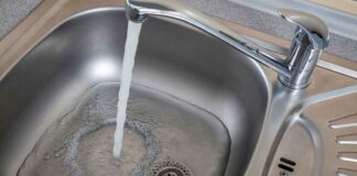 Come prevenire il calcare nel lavandino della cucina: il gesto da fare ogni giorno Calcare nel lavandino della cucina - RicettaSprint.it