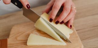 Tagliere in lavastoviglie? Non sempre è una buona idea: come pulirlo senza rovinarlo Come lavare i taglieri - RicettaSprint