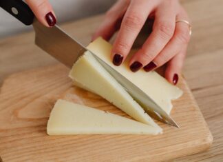 Tagliere in lavastoviglie? Non sempre è una buona idea: come pulirlo senza rovinarlo Come lavare i taglieri - RicettaSprint