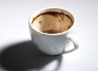 Aloni di caffè sulle tazze, come eliminarli e quando conviene usare la lavastoviglie Come lavare le tazze sporche di caffè - RicettaSprint