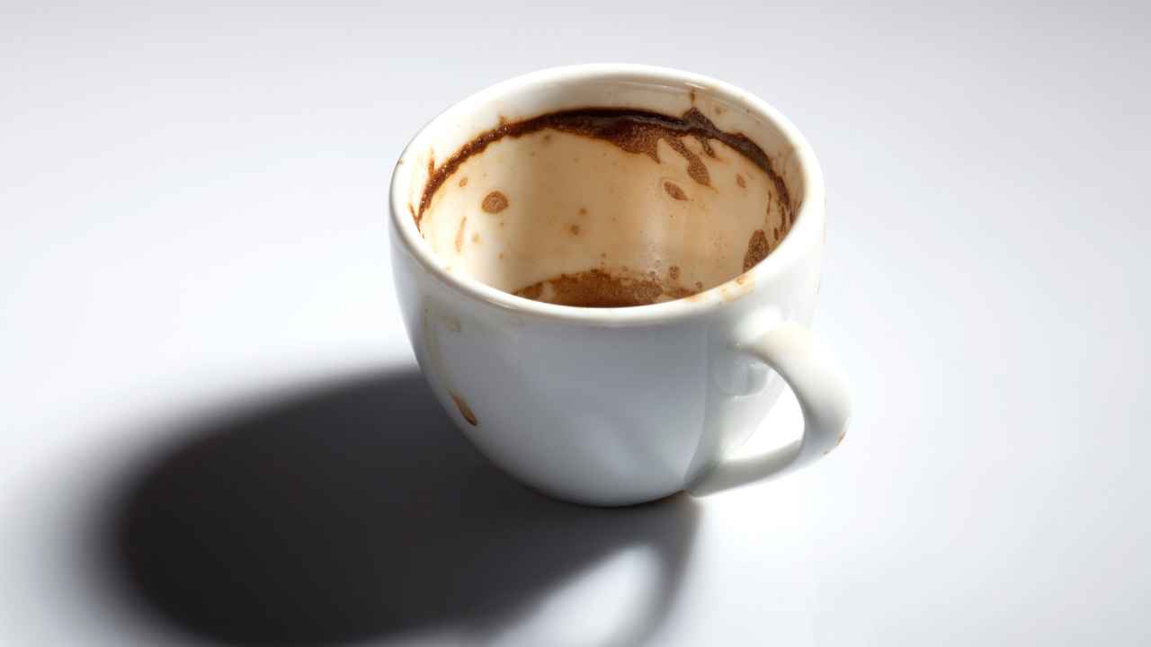 Come lavare le tazze sporche di caffè - RicettaSprint