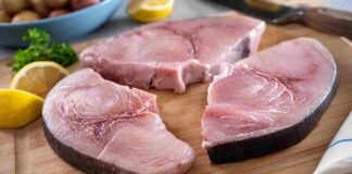 Come pulire il pesce spada prima di cucinarlo: cosa togliere e cosa non fare Come pulire il pesce spada - RicettaSprint