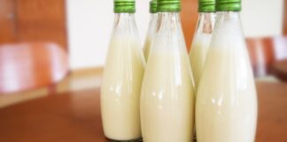 Latte scaduto, non buttarlo subito: ecco come possiamo riutilizzarlo in casa Come usare il latte scaduto - RicettaSprint
