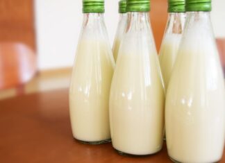 Latte scaduto, non buttarlo subito: ecco come possiamo riutilizzarlo in casa Come usare il latte scaduto - RicettaSprint