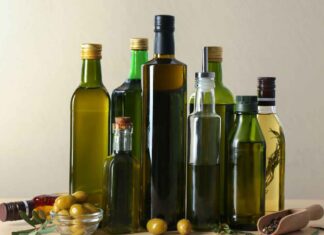 Bottiglie di vetro rotte, dove si buttano? L’errore che può rendere pericolosa la raccolta Dove vanno buttate le bottiglie di olio - RicettaSprint