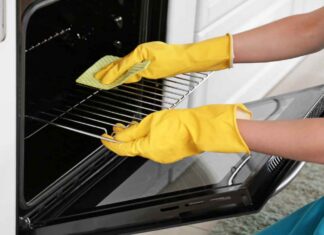 Forno pieno di grasso, come pulirlo senza passare ore a strofinare Forno pieno di grasso - RicettaSprint