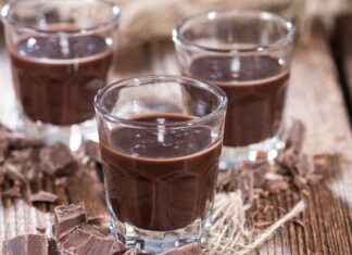 Liquore alla Nutella fatto in casa: il peccato di gola che conquista al primo sorso Liquore al cioccolato - RicettaSprint
