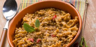 Pasta e lenticchie estiva: il piatto fresco che rivoluziona la tradizione Pasta con le lenticchie estiva - RicettaSprint