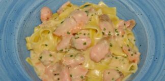 Pasta salmone e panna: il primo piatto cremoso che conquista al primo morso Pasta salmone e panna - RicettaSprint