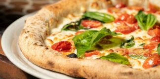 Pizza senza lievito: la ricetta veloce che conquista tutti Pizza senza lievito - RicettaSprint