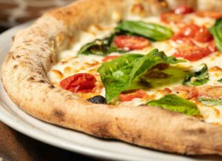 Pizza senza lievito: la ricetta veloce che conquista tutti Pizza senza lievito - RicettaSprint